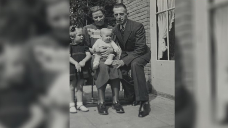 Annemie met haar ouders in 1941.